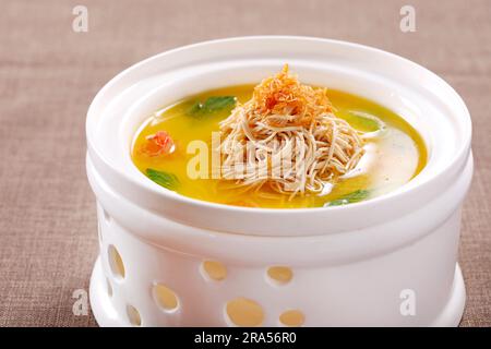 Morceaux de tofu séchés bouillis et morceaux de gingembre avec bouillon Banque D'Images