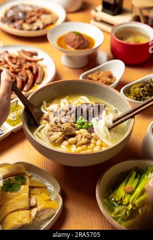 Soupe chinoise au poulet et au riz pour nouilles - cuisine asiatique Banque D'Images
