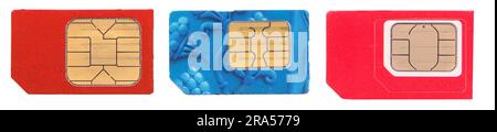Ancienne carte SIM isolée sur fond blanc. Différentes mini cartes micro SIM découpées en rouge et en bleu. Banque D'Images