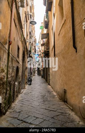 Rue étroite de la ville dans le centre historique de Naples, Italie Banque D'Images