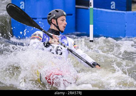 Cracovie, Pologne. 01st juillet 2023. Gabriel de Coster, athlète belge de slalom de canoë, photographié en action lors de la demi-finale de l'événement de slalom de kayak de canoë aux Jeux européens de Cracovie, Pologne, le samedi 01 juillet 2023. Les Jeux européens de 3rd, officieusement connus sous le nom de Cracovie-Malopolska 2023, sont des manifestations sportives internationales prévues du 21 juin au 02 juillet 2023 à Cracovie et à Malopolska, en Pologne. BELGA PHOTO LAURIE DIEFFEMBACQ crédit: Belga News Agency/Alay Live News Banque D'Images