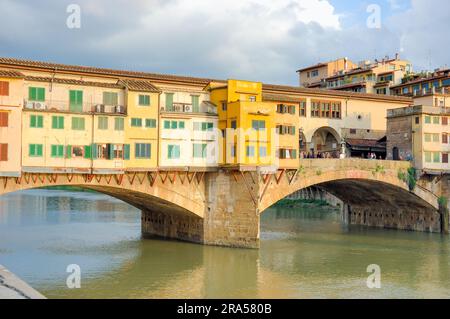 Florence, Italie, le Ponte Vecchio (dans le Vieux Pont anglais) est un pont médiéval en pierre à éperon en arc segmentaire au-dessus de l'Arno, à Florence Banque D'Images