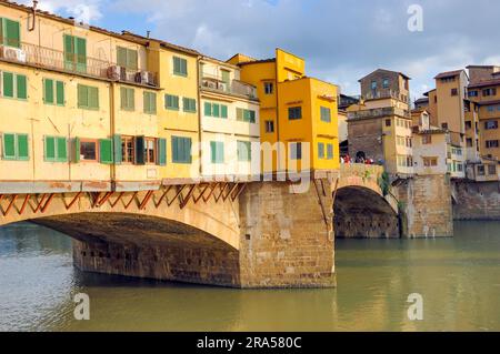 Florence, Italie, le Ponte Vecchio (dans le Vieux Pont anglais) est un pont médiéval en pierre à éperon en arc segmentaire au-dessus de l'Arno, à Florence Banque D'Images