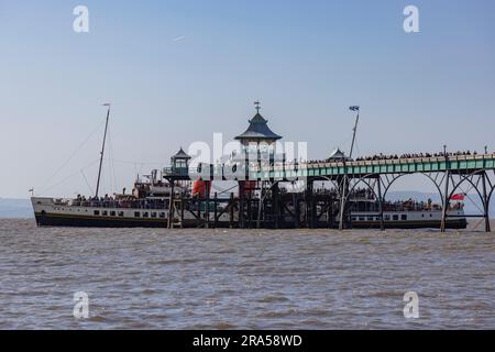 PS Waverley a amarré à Clevedon Pier avec des centaines de passagers attendant sur la jetée d'embarquer sur Waverley Banque D'Images