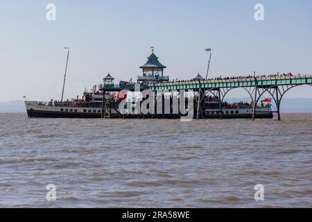 PS Waverley a amarré à Clevedon Pier avec des centaines de passagers attendant sur la jetée d'embarquer sur Waverley Banque D'Images