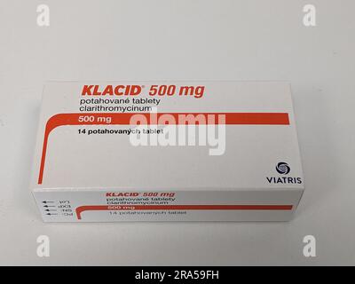 Prague, république tchèque – Mai 23 2023 : magasin de pharmacie- médicaments antibiotiques Klacid sous forme de pilule dans une boîte debout sur une table dans un fond doux de mise au point. Banque D'Images