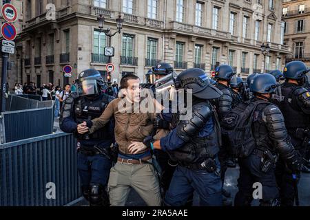 Paris, France. 30th juin 2023. Un manifestant est arrêté par la police au cours de la manifestation spontanée. Le quatrième jour de manifestations à la suite de la mort de Nahel, 17 ans, par la police de Nanterre, dans la banlieue de Paris, une manifestation spontanée a commencé sur la place de la Concorde et a rassemblé quelques centaines de personnes. Il y a eu quelques arrestations. Crédit : SOPA Images Limited/Alamy Live News Banque D'Images