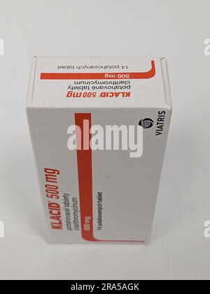 Prague, république tchèque – Mai 23 2023 : magasin de pharmacie- médicaments antibiotiques Klacid sous forme de pilule dans une boîte debout sur une table dans un fond doux de mise au point. Banque D'Images