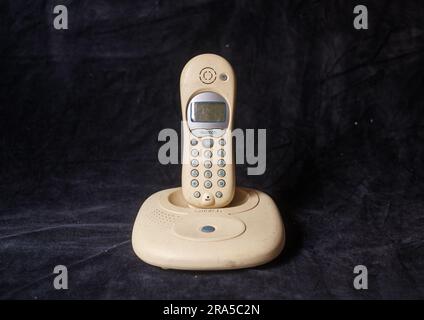 Dhaka, Bangladesh- 29 juin,2023: Vintage Ivoire OKI téléphone isolé sur fond noir Banque D'Images