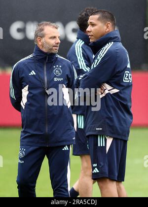 AMSTERDAM - l'entraîneur adjoint d'Ajax Hedwiges Maduro, l'entraîneur d'Ajax Maurice Steijn lors d'une session de formation d'Ajax Amsterdam au complexe sportif de Toekomst sur 1 juillet 2023 à Amsterdam, pays-Bas. Ajax se prépare pour la nouvelle saison de football 2023/2024. ANP VINCENT JANNINK pays-bas - belgique sortie crédit: ANP/Alay Live News Banque D'Images