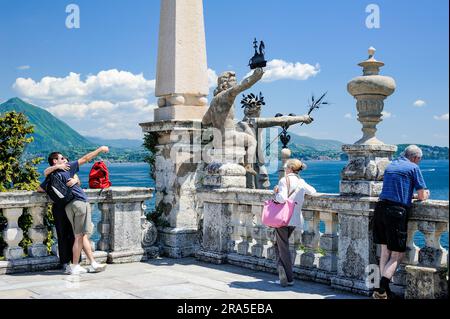 Isola Bella, Stresa, Piémont, Italie, touristes se faisant selfie sur la terrasse du jardin isola bella. Banque D'Images