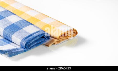 Serviettes de cuisine à carreaux bleus et jaunes sur fond blanc. Banque D'Images