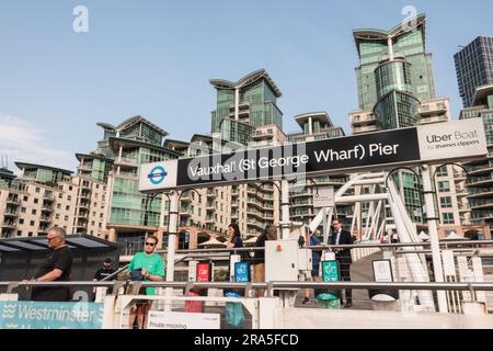 Passagers embarquant sur un Thames Clipper depuis Vauxhall Pier, St Georges Wharf, Vauxhall, Londres, Angleterre, ROYAUME-UNI Banque D'Images