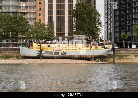 Tamesis Dock Floating pub, Albert Embankment, Londres, SE1, Angleterre, ROYAUME-UNI Banque D'Images