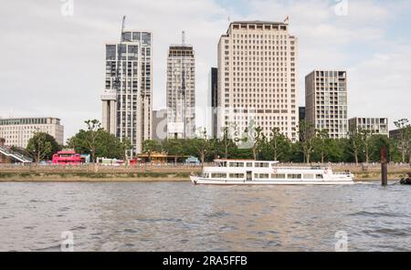 The Shell Centre et Southbank place sur Jubilee Gardens, Belvedere Road, Londres, SE1, Angleterre, ROYAUME-UNI Banque D'Images