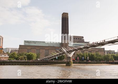 The Tate Modern et Millennium Bridge sur la Tamise, Bankside, Londres, Angleterre, Royaume-Uni Banque D'Images