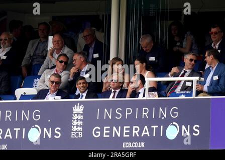 Le Premier ministre Rishi Sunak (rangée du bas) et le Tamsin Beaumont d'Angleterre féminin regardent de la boîte pendant le quatrième jour du deuxième match de test des cendres à Lord's, Londres. Date de la photo: Samedi 1 juillet 2023. Banque D'Images