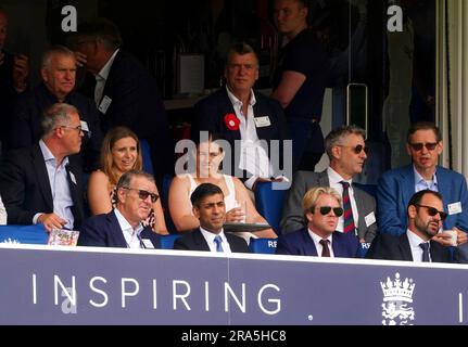 Le Premier ministre Rishi Sunak (rangée du bas) et le Tamsin Beaumont d'Angleterre féminin regardent de la boîte pendant le quatrième jour du deuxième match de test des cendres à Lord's, Londres. Date de la photo: Samedi 1 juillet 2023. Banque D'Images