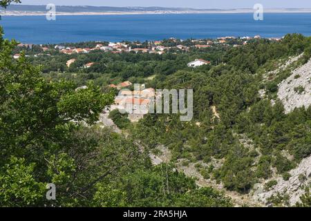 Vue panoramique sur les villages de Starigrad et Paklenica, et la mer Adriatique, Croatie, depuis le parc national de Paklenica Banque D'Images