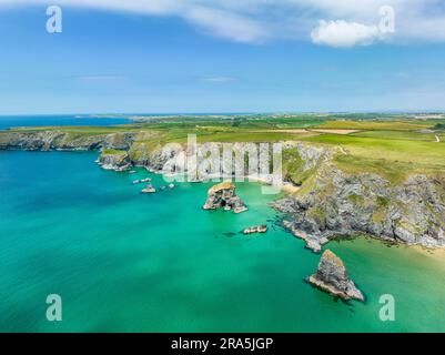 Vue aérienne de la formation de la falaise Bedrithan Steps, North Cornwall, Angleterre, Royaume-Uni Banque D'Images