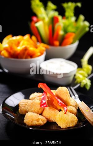 Bâtonnets de fromage mozzarella frit - et de piment, sauce au yogourt Banque D'Images