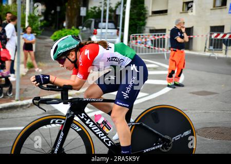 Chianciano terme, Italie. 30th juin 2023. LONGO BORGHINI Elisa (ITA. - Randonnée en équipe. Giro d'Italia Women - première étape d'essai - Chianciano terme. Réchauffez-vous. Au cours de l'étape 1 - Giro d'Italia, Giro d'Italia in Chianciano terme, Italie, 30 juin 2023 crédit: Agence de photo indépendante/Alamy Live News Banque D'Images