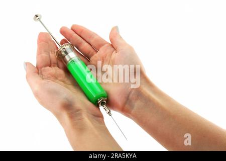 Seringue réutilisable avec substance acide dans les mains isolées sur fond blanc Banque D'Images