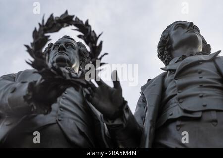 Double statue Goethe-Schiller monument par Ernst Rietschel, couronne de Laurier, Weimar, Thuringe, Allemagne Banque D'Images