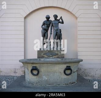 Fontaine Ildefonso avec deux jeunes devant le château jaune de la Neue Wache, Weimar, Thuringe, Allemagne Banque D'Images