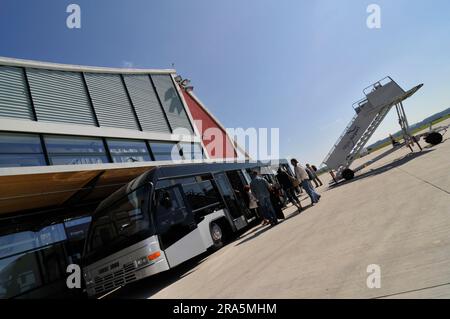 Le bus prend les passagers, l'aéroport, Memmingen, Allgaeu, Bavière, Aéroport d'Allgaeu, Allemagne Banque D'Images