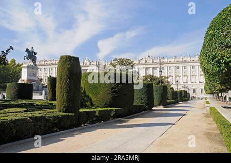 Plaza de Oriente, Palacio Real, statue équestre de Felipe IV, Palais Royal, Madrid, Espagne Banque D'Images