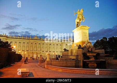 Plaza de Oriente, Palacio Real, statue équestre de Felipe IV, Palais Royal, Madrid, Espagne Banque D'Images