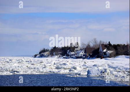 Floes de glace sur la rue Fleuve Lawrence, Berthier-sur-Mer, Québec, St. Fleuve Lawrence, Canada Banque D'Images