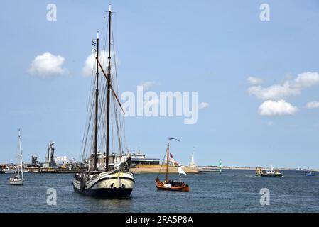 Den Helder, pays-Bas. 30 juin 2023. Une ancienne barge à l'entrée du port de Den Helder pendant la Sail 2023. Photo de haute qualité Banque D'Images