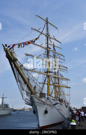 Den Helder, pays-Bas. 30 juin 2023. Un grand navire polonais et une frégate hollandaise au quai de Den helder pendant la Sail 2023. Photo de haute qualité Banque D'Images