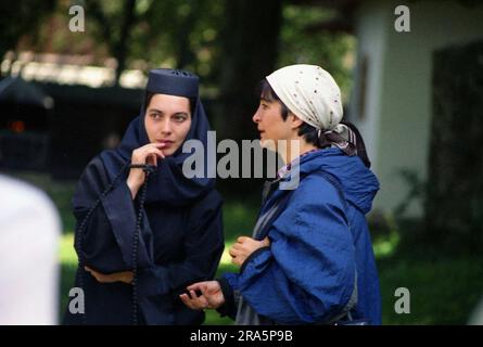 Comté de Suceava, Roumanie, 1999. Je parle à un visiteur d'un monastère local. Banque D'Images