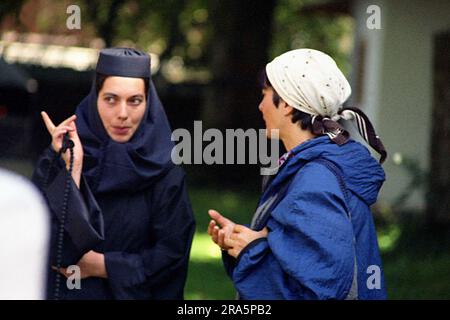 Comté de Suceava, Roumanie, 1999. Je parle à un visiteur d'un monastère local. Banque D'Images