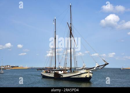 Den Helder, pays-Bas. 30 juin 2023. Une ancienne barge à l'entrée du port de Den Helder pendant la Sail 2023. Photo de haute qualité Banque D'Images