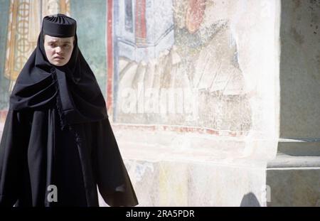 Comté de Suceava, Roumanie, 1999. Nonne dans un monastère local. Banque D'Images