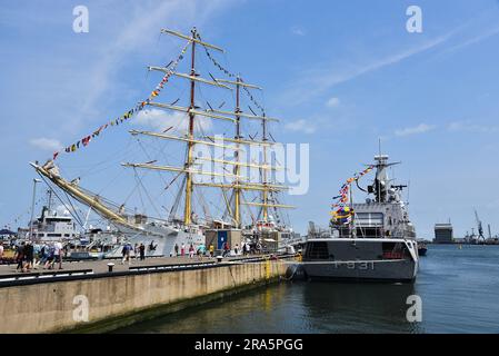 Den Helder, pays-Bas. 30 juin 2023. Un grand navire polonais et une frégate hollandaise au quai de Den helder pendant la Sail 2023. Photo de haute qualité Banque D'Images