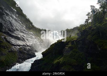 Chute d'eau de Kjossossen en été Banque D'Images