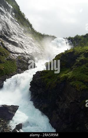 Chute d'eau de Kjossossen en été Banque D'Images