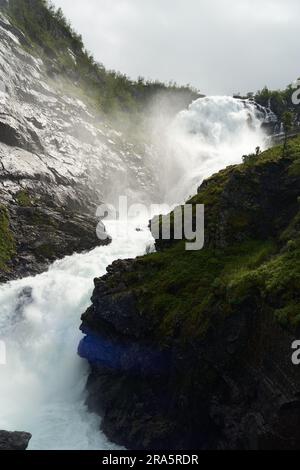 Chute d'eau de Kjossossen en été Banque D'Images