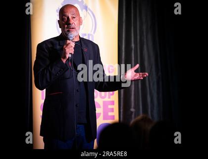 Mike Gunn, comédien de stand-Up au club de comédie de Joker, Southend-on-Sea, Essex © Clarissa Debenham (Photographie sans film) / Alamy Banque D'Images