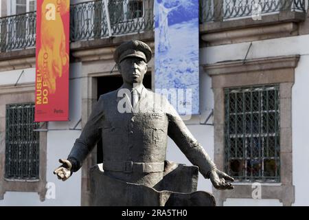 Statue du général Humberto Delgado devant le Museu de Cidade Porto, Portugal Banque D'Images