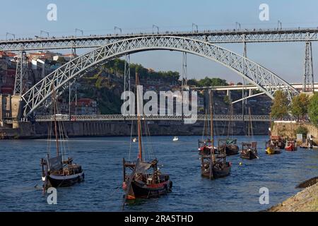 Barges historiques avec fûts de Porto sur le Douro, Ponte D. Luis I, pont à colombages, Porto, Portugal Banque D'Images