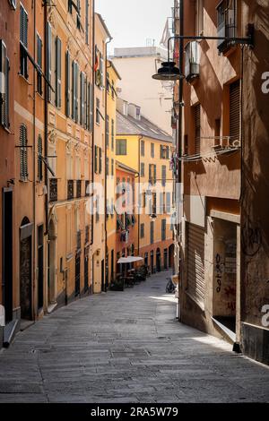 Une jolie petite rue dans Gênes Italie sans personnes Banque D'Images