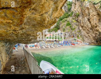 Amalfi, Italie - 22 juin 2019: Paysage avec une incroyable plage de Marina di Praia sur la célèbre côte amalfitaine, Italie Banque D'Images