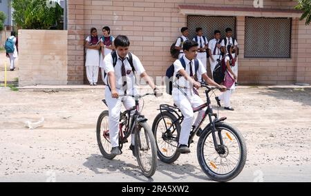 Beawar, Rajasthan, Inde, 1 juillet 2023: Les élèves indiens arrivent le premier jour de l'école après leurs vacances d'été, à Beawar. Crédit : Sumit Saraswat/Alay Live News Banque D'Images