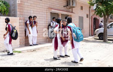 Beawar, Rajasthan, Inde, 1 juillet 2023: Les élèves indiens arrivent le premier jour de l'école après leurs vacances d'été, à Beawar. Crédit : Sumit Saraswat/Alay Live News Banque D'Images